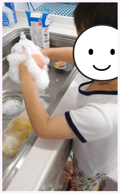 5才、洗うより泡で遊ぶ