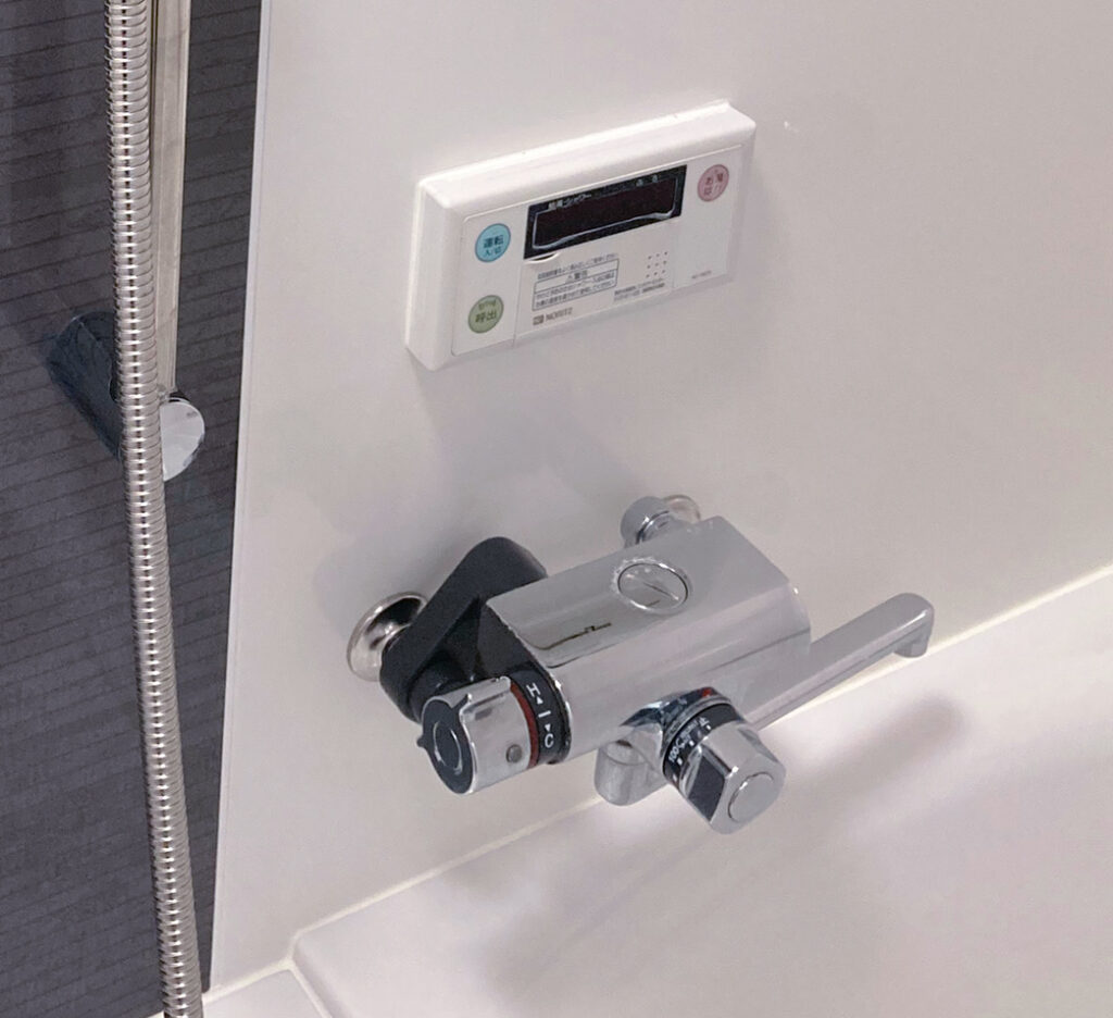 浴槽側の水栓 壁付自動計量止水式サーモ付き水栓