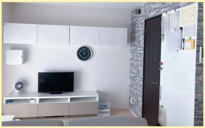 タカラのホーローの壁　IKEAの壁面収納・ソファー・ミニテーブル・薬箱