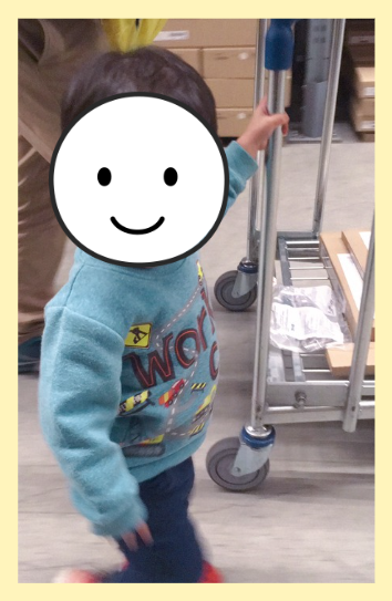 IKEAでピッキングする2才