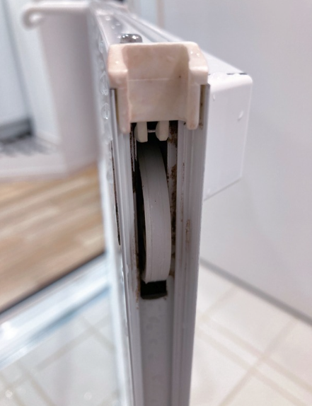 引き戸の下、戸車まわり