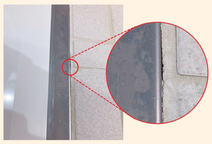 スロープ近くの目地のひび割れ