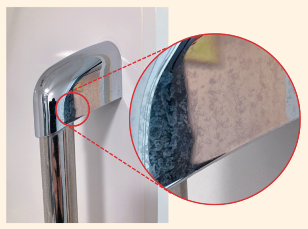 入り口そばの手すり