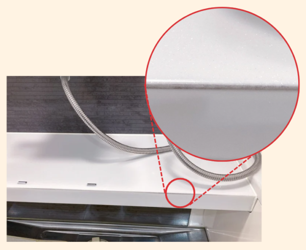 カウンターとメタルホースのこすれ