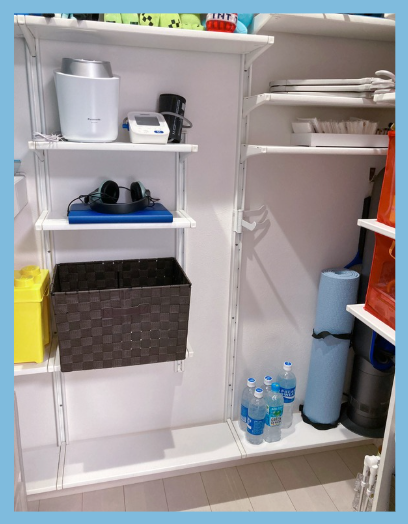 入って正面、左右に可動棚
左下は収納BOXが3段×2列