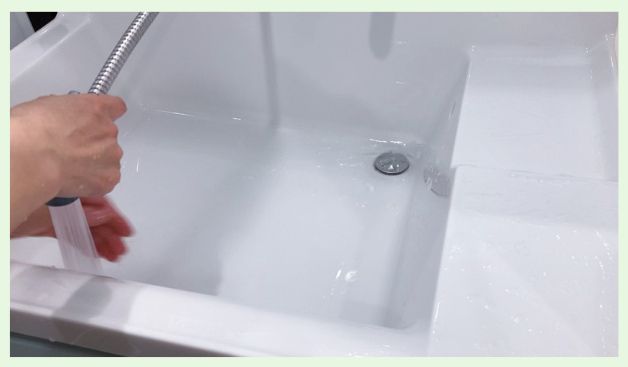シャワーで洗剤を流す