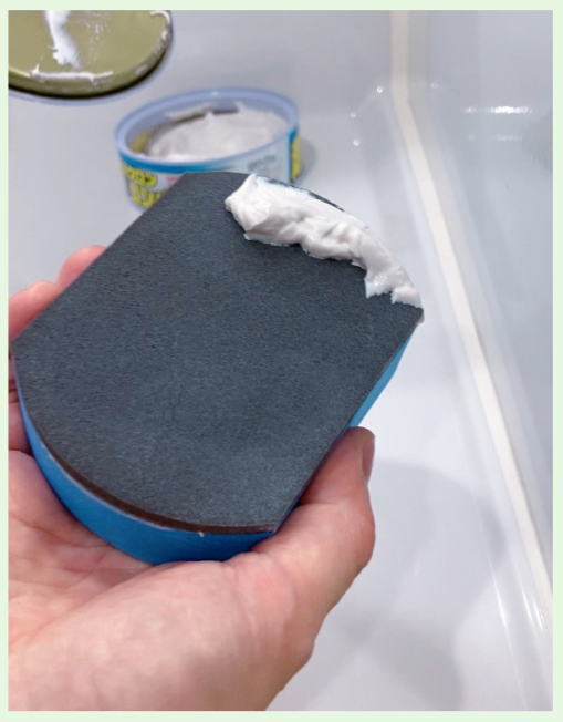 仕上げ用コンパウンドを専用スポンジに付ける